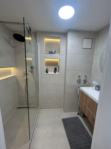 Neues Bad mit Dusche und schönen Fliesen